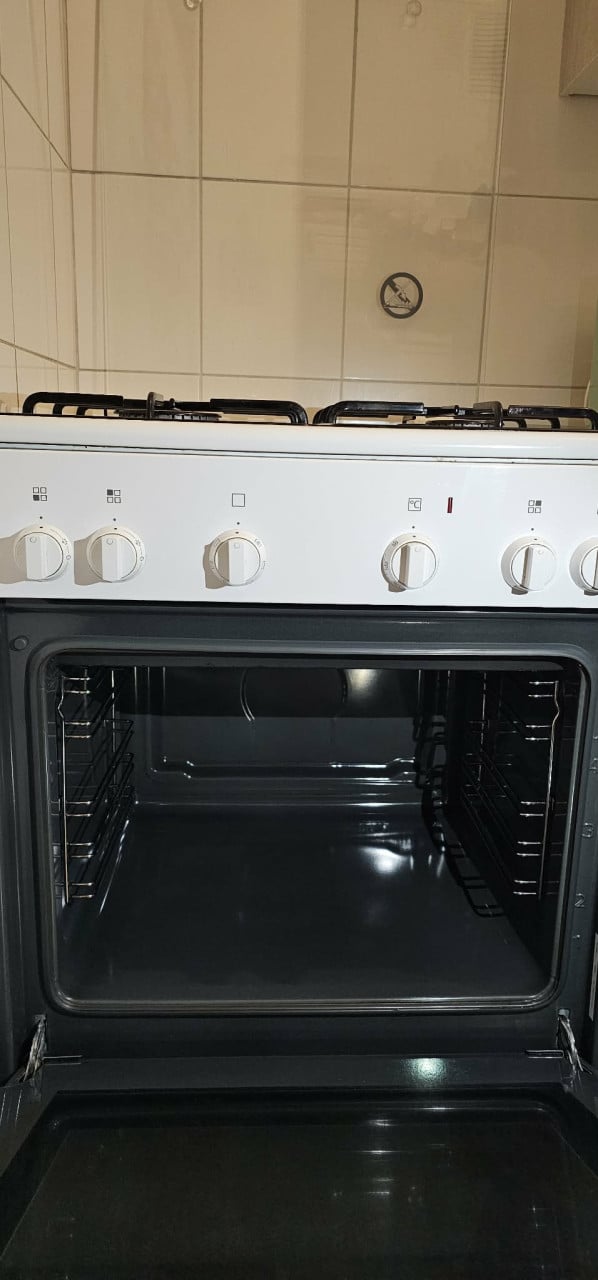 Keuken set koelkast en fornuis in prima staat