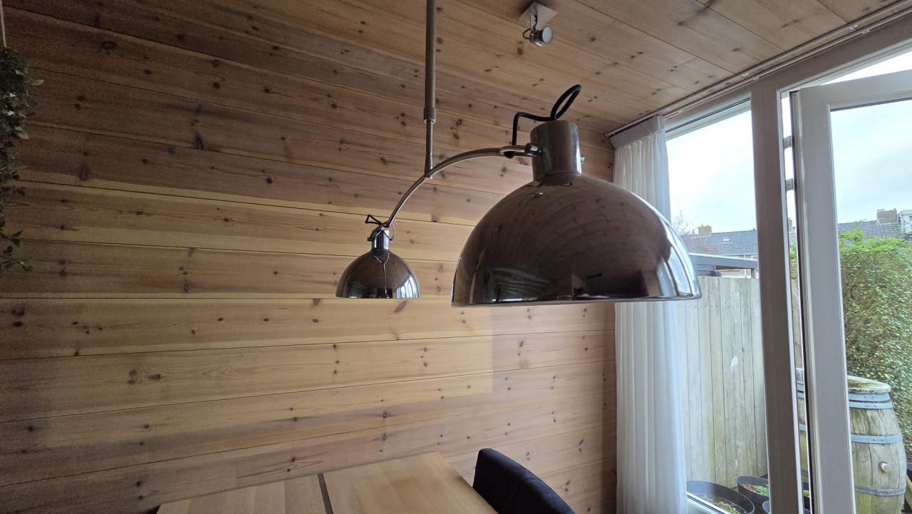 Tafel, stoelen en lamp