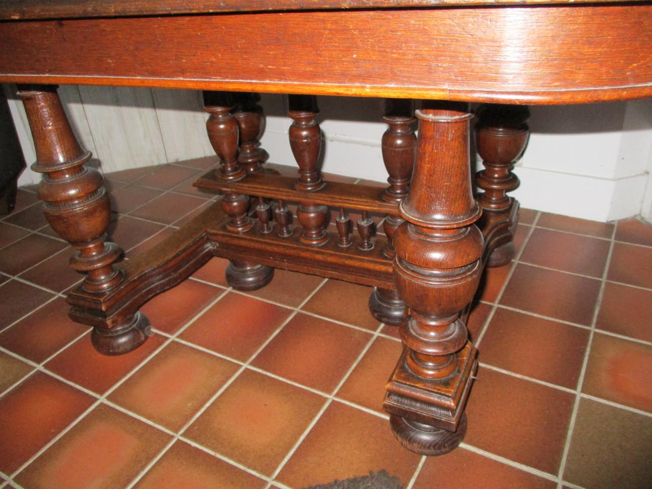 Donker eiken salontafel met klossen