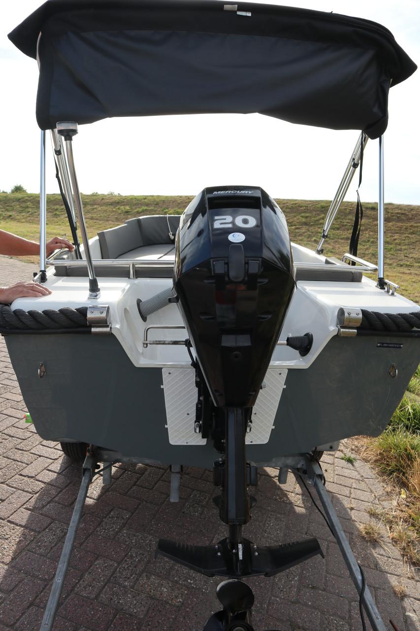 Nette boot met Mercury 20 pk buitenboordmotor en Marlin trailer