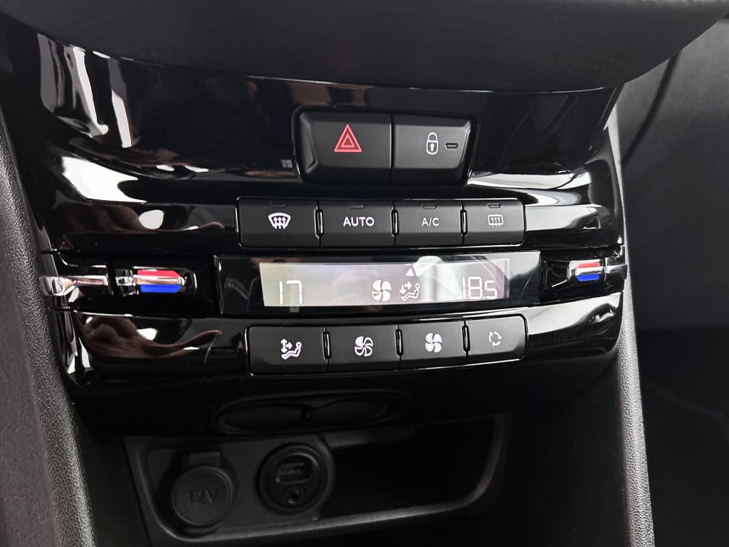 Peugeot 208 82pk allure | rijklaar | navi | parkeersensoren | trekhaak vast
