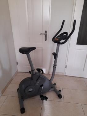 Hometrainer (werkt naar behoren ) in goede staat!  In zwaarte verstelbaar