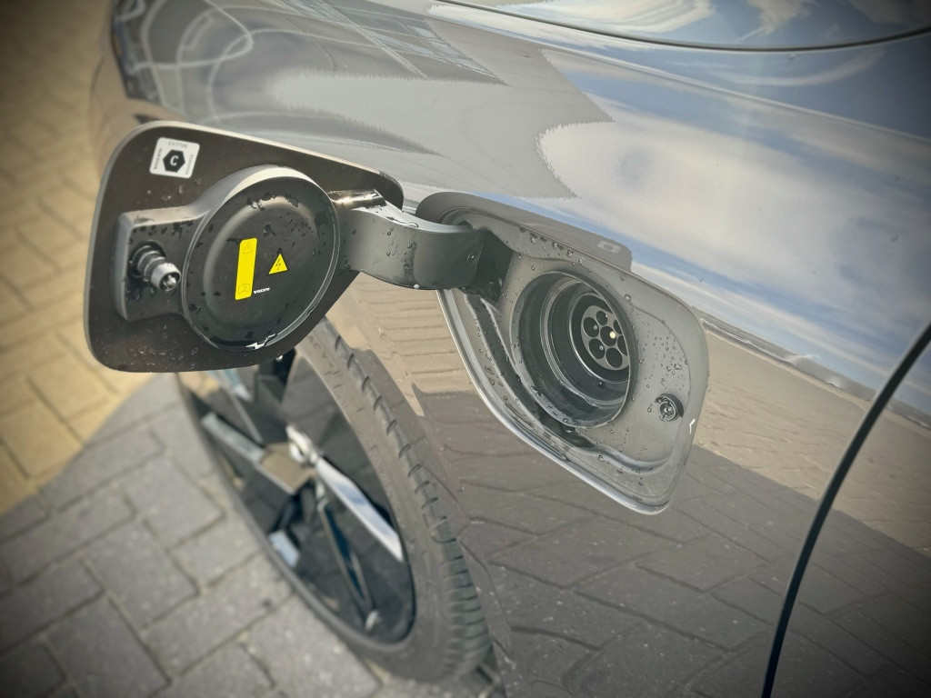 Volvo V60 t6 awd ultimate dark | nieuwprijs € 70.734,= |