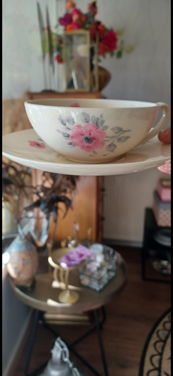 Vintage: Set van 5 kopjes en schotels en melkkannetje