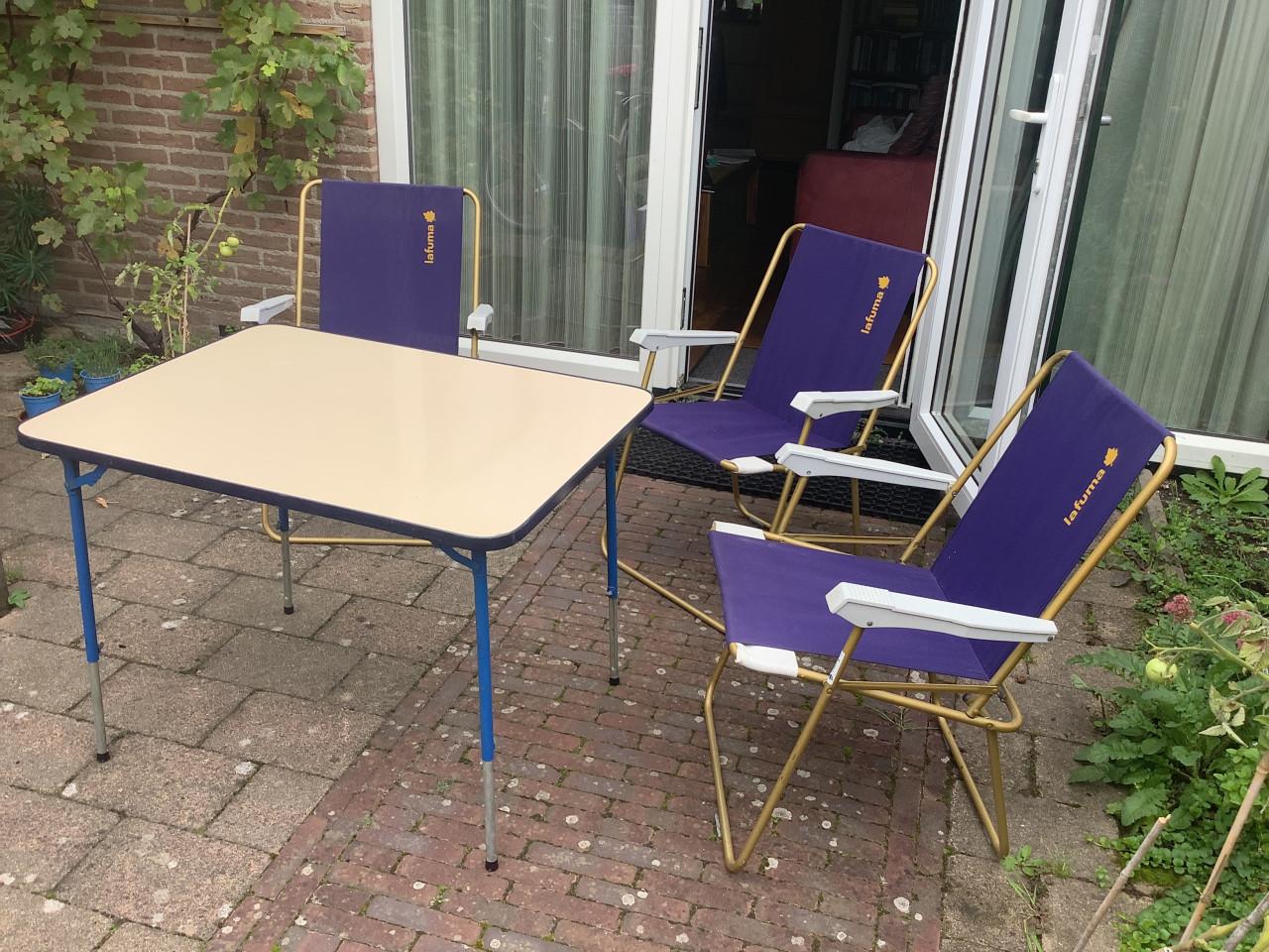 Campingtafel en 3 Lafumastoeltjes