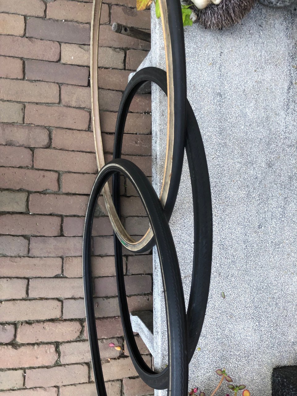 Drie racefiets buiten banden.