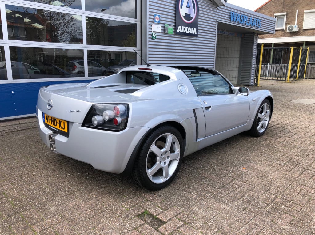 Opel Speedster 2.2-16v perfect onderhouden.