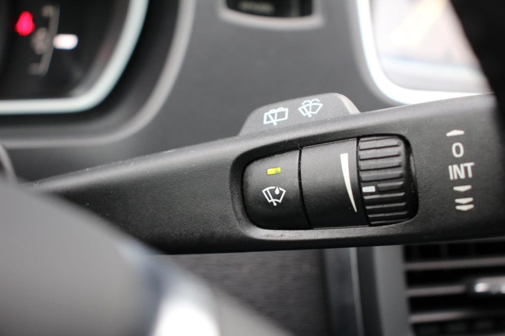 Volvo V40 1.6 t3 momentum -xenon - trekhaak - navi - achteruitrij camera - 