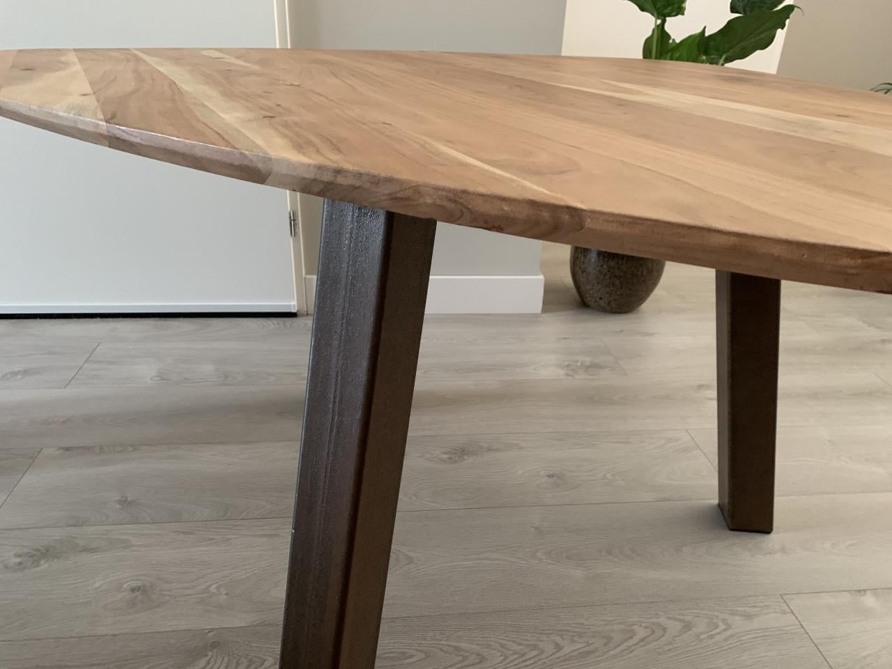 Driehoek eettafel 135 cm hoog 76 cm,