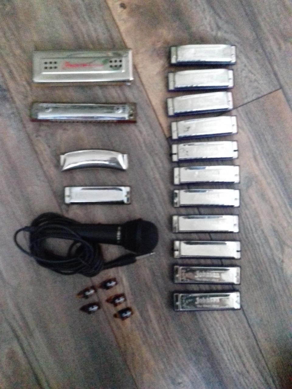 Johnon en Hohner bluesharpen, mondharmonica's, microfoon en plectrums
