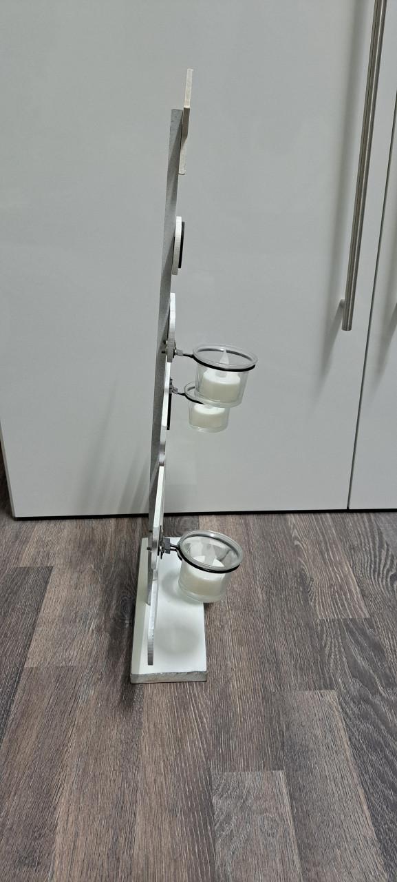 Houten kerstboom met waxinelicht houders.