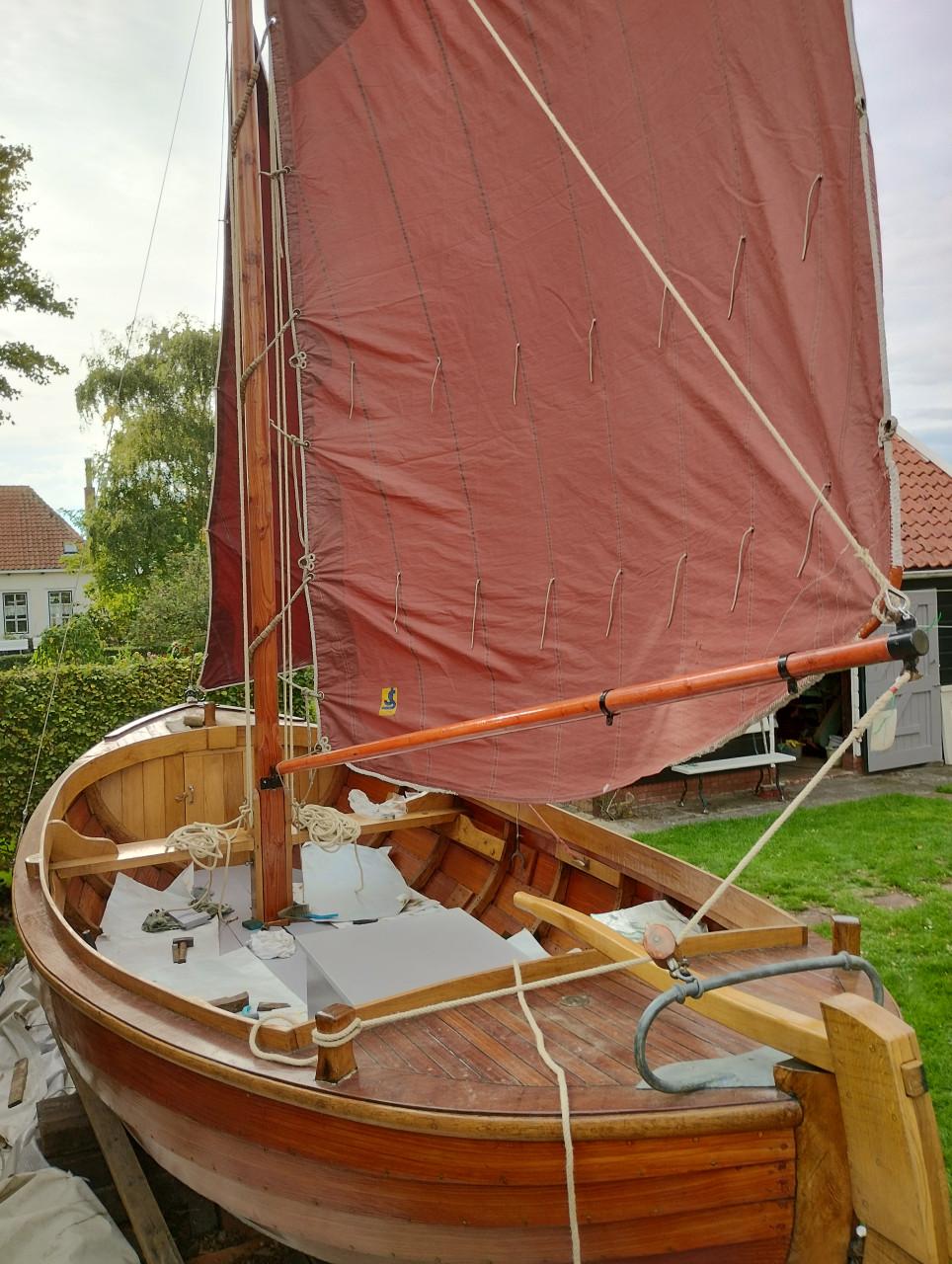 Zweedse zeilsloep 'Mojen ' overnaads met Volvo motor