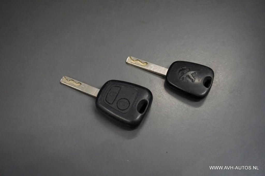 Peugeot 107 1.0-12v black & silver