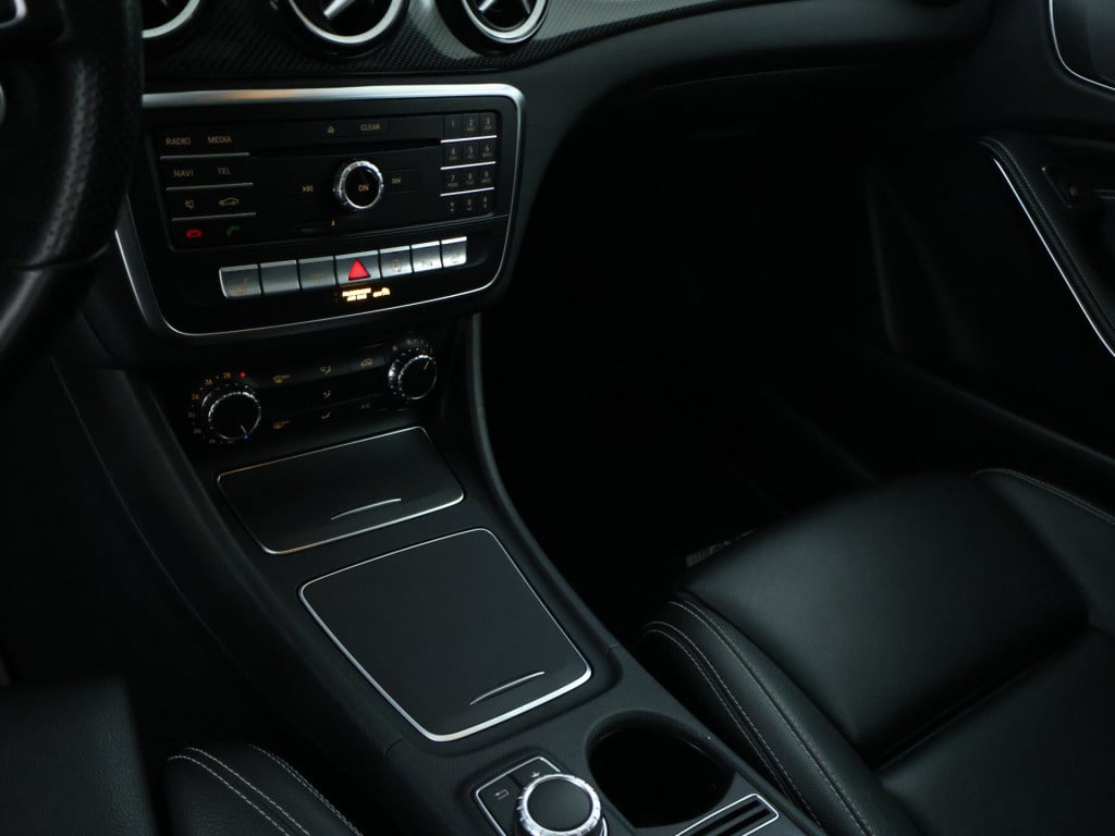 Mercedes-Benz Gla-klasse 180 business solution amg line | panoramadak | cru