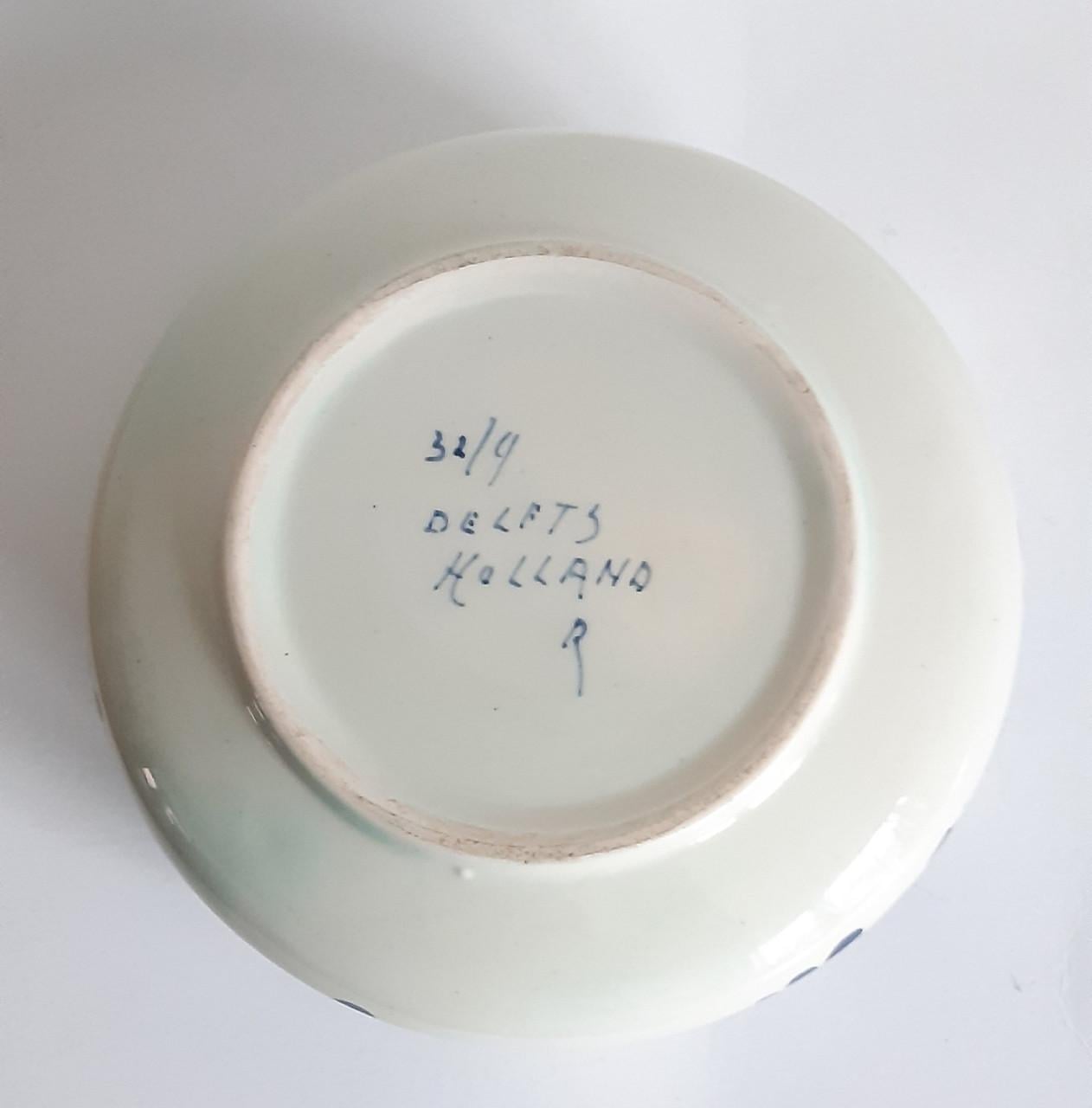 Delfts blauwe pot met deksel, gesigneerd