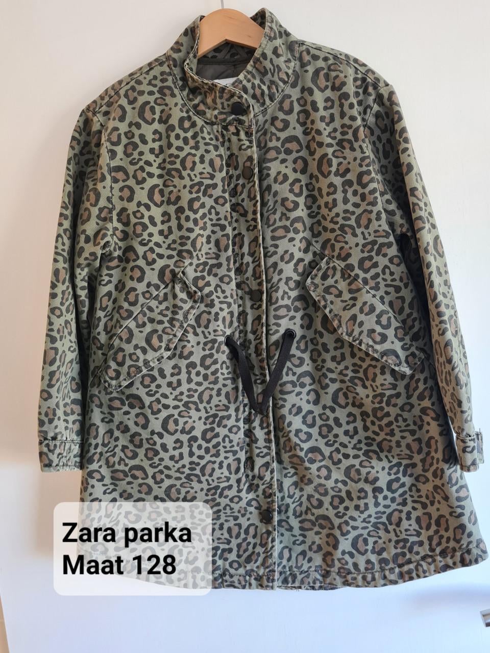 Stoere Zara parka met trendy panterprint in maat 128.