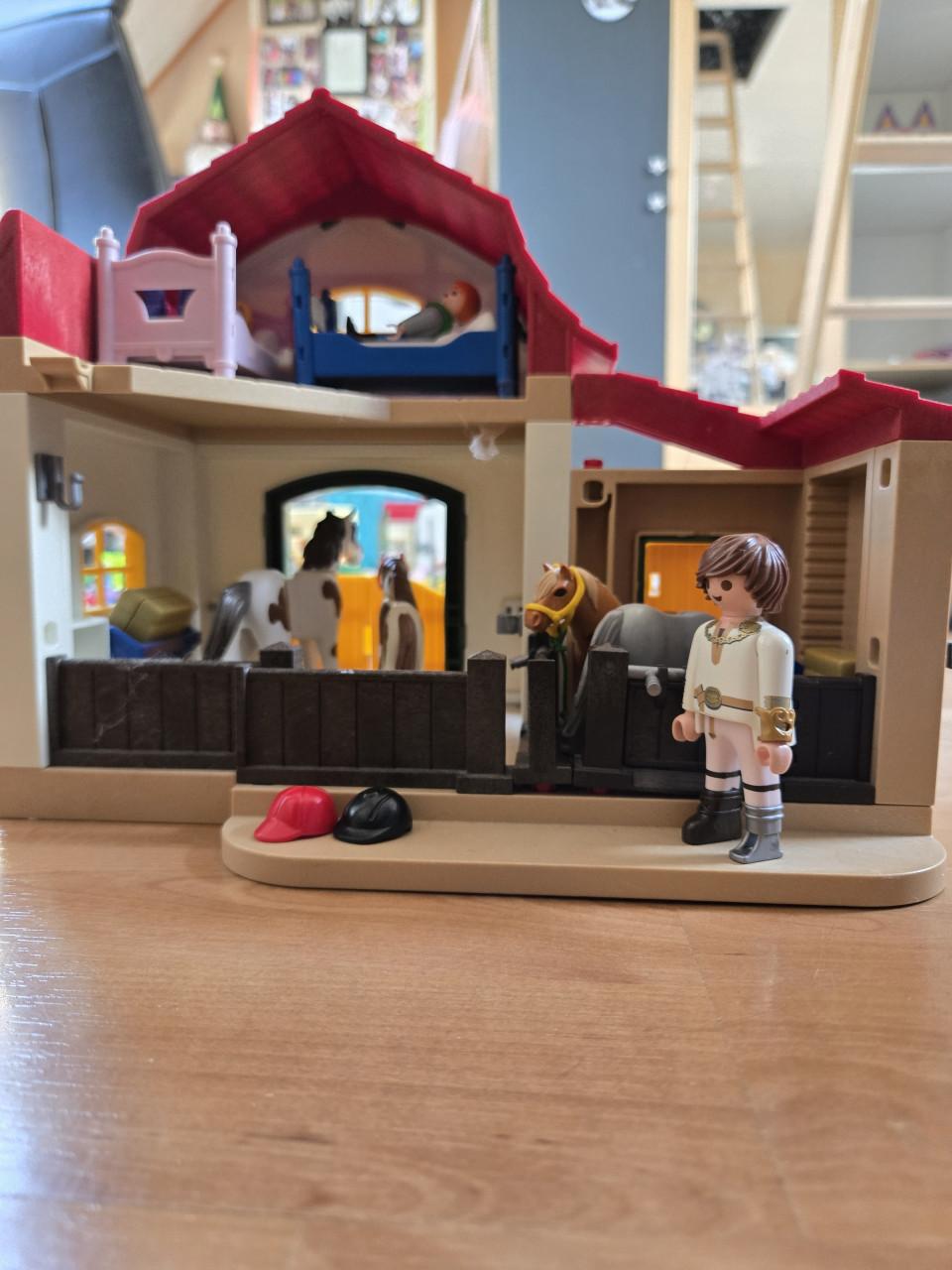 Veel setjes Playmobil