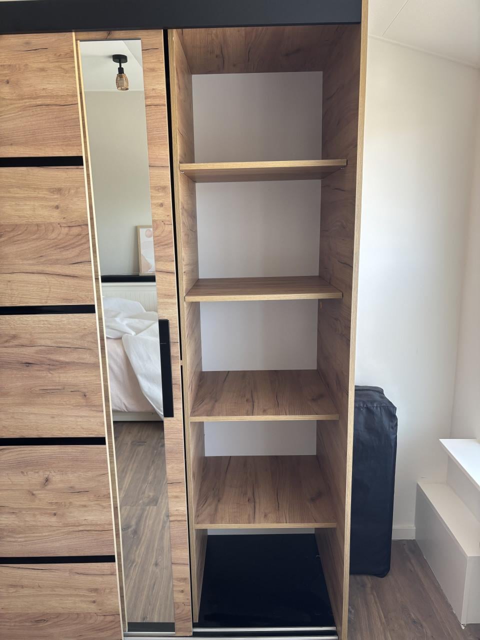 Kledingkast met schuifdeuren