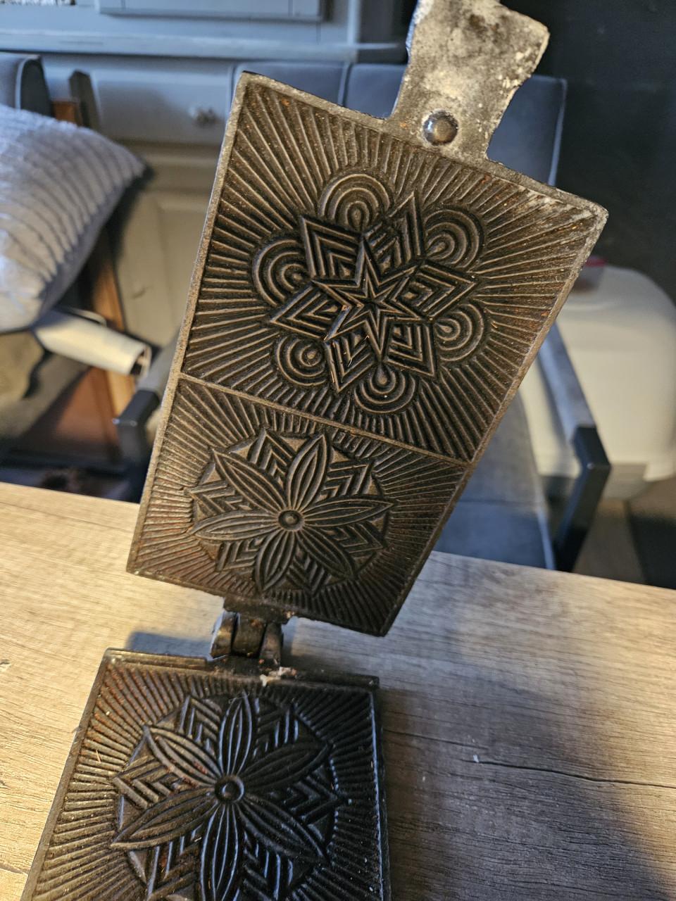 Prachtig antiek wafelijzer voor hosties met mooie bibeltext