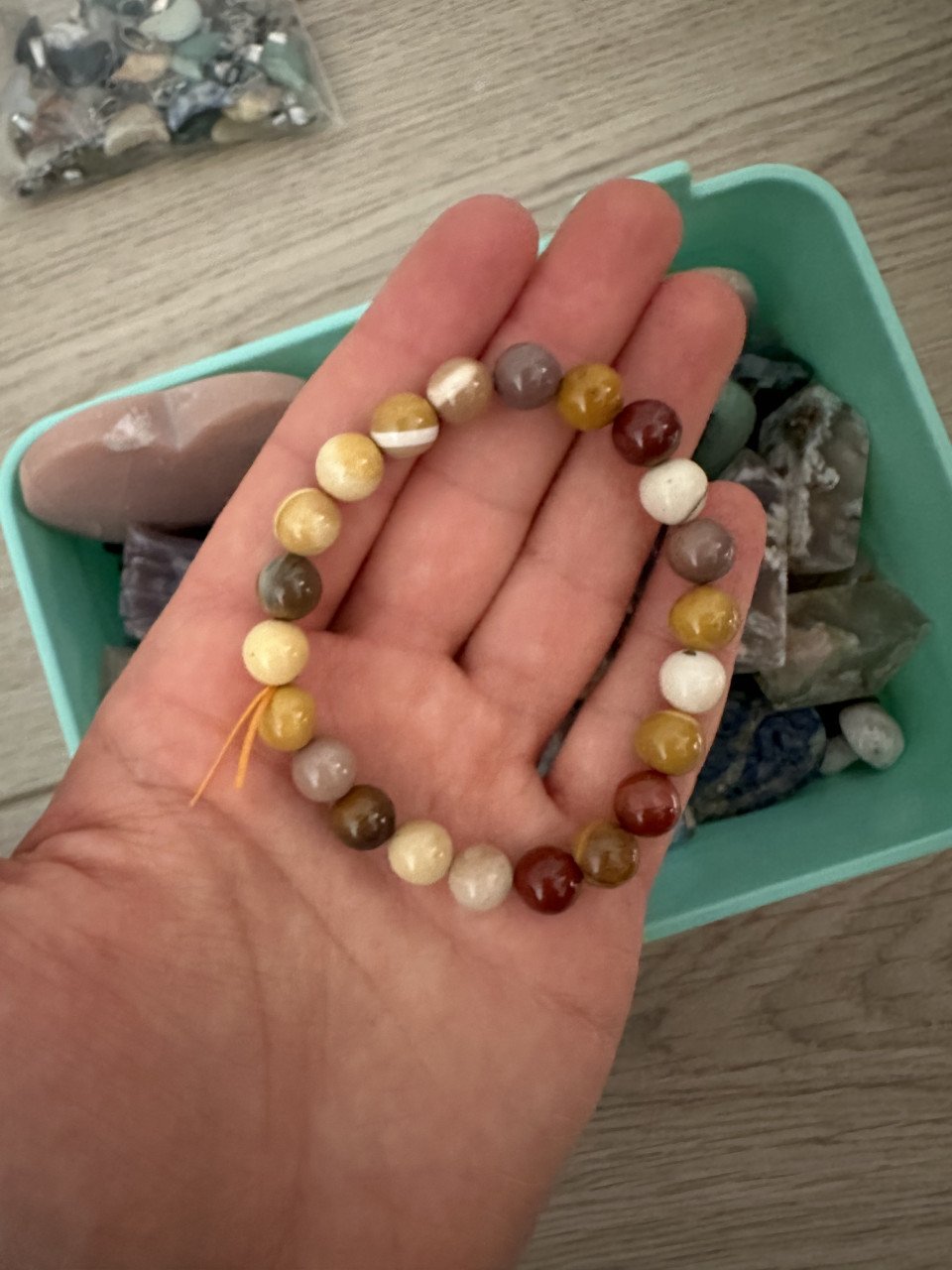 Kristallen - diverse edelstenen in een bakje