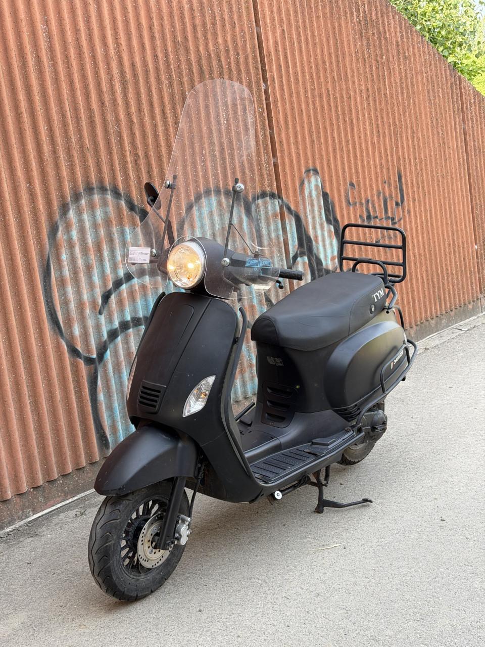 AGM VX50 scooter 45km/h 6600km met Windscherm Valbeugels