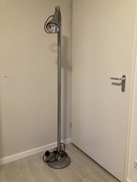 Staande lamp van metaal