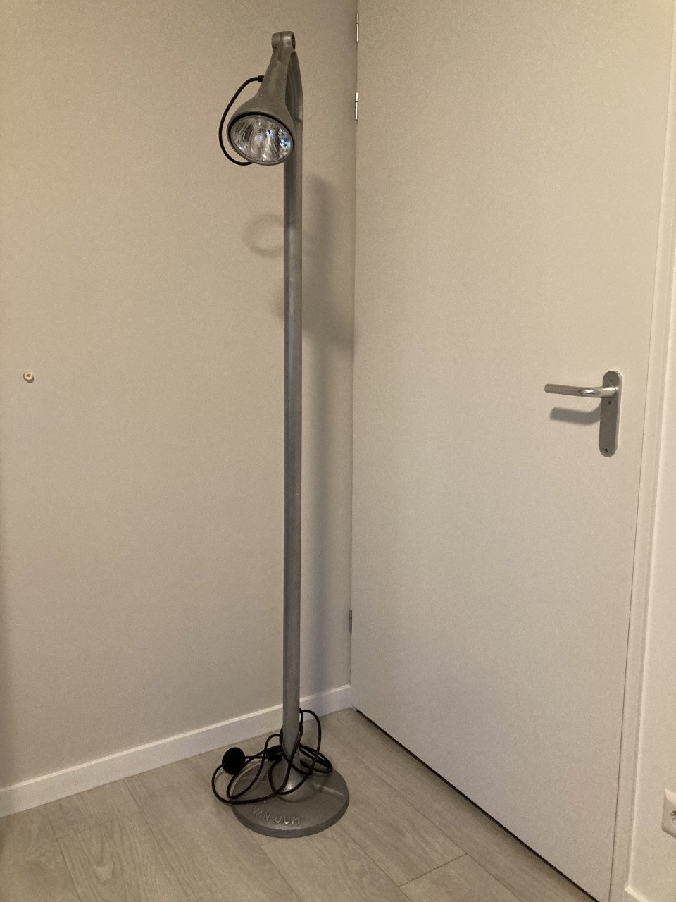 Staande lamp van metaal