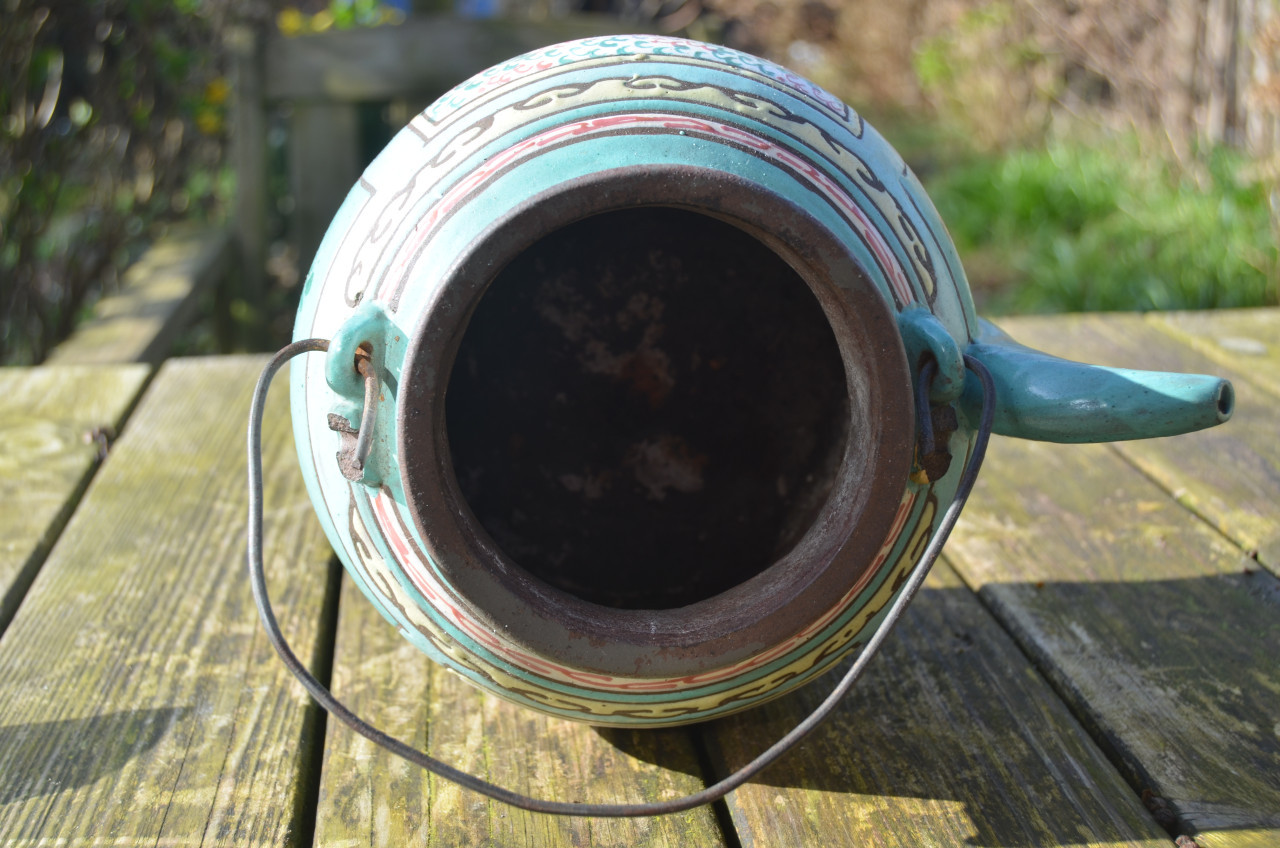 Chinese theepot, metaal met de een of andere sierlaag?
