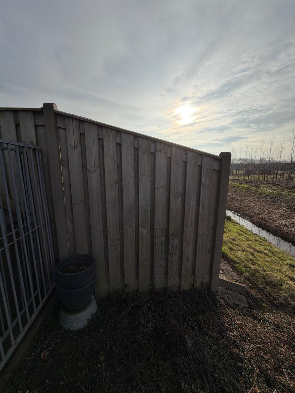 Schutting met betonpalen en onderplaat