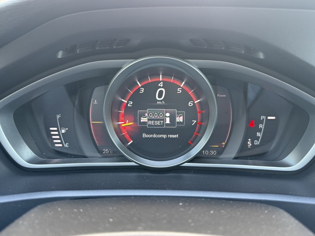 Volvo V40 t3 153pk aut6 polar+ sport| panodak| camera| h&k sound| keyless|