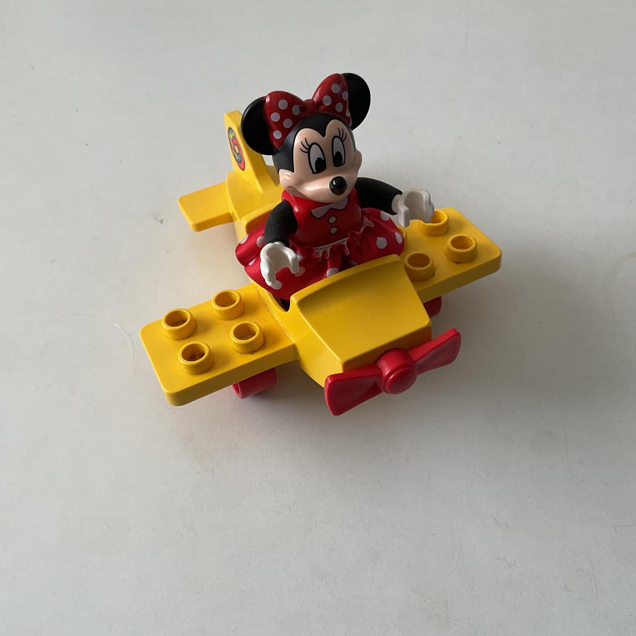 4 Duplo emmers met deksel, 3 poppetjes, vliegtuigje en shovel.