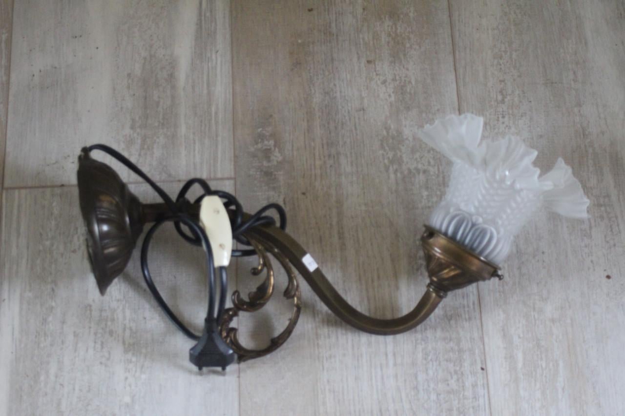 Antieke wandlamp met glazen kapje