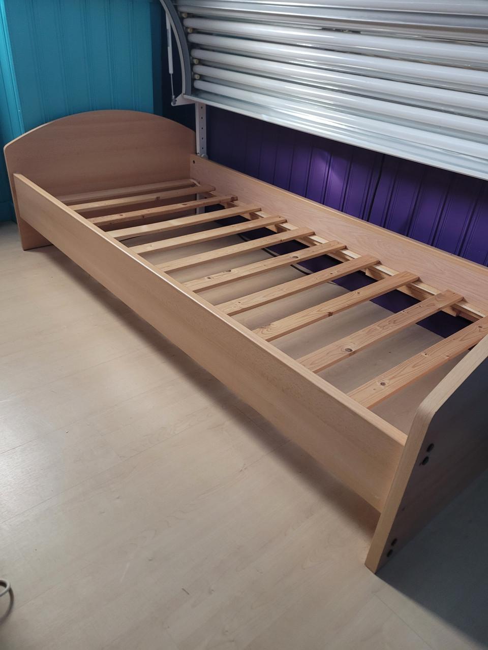 1 persoons logeerbed 90x200cm met houten lattenbodem en matras