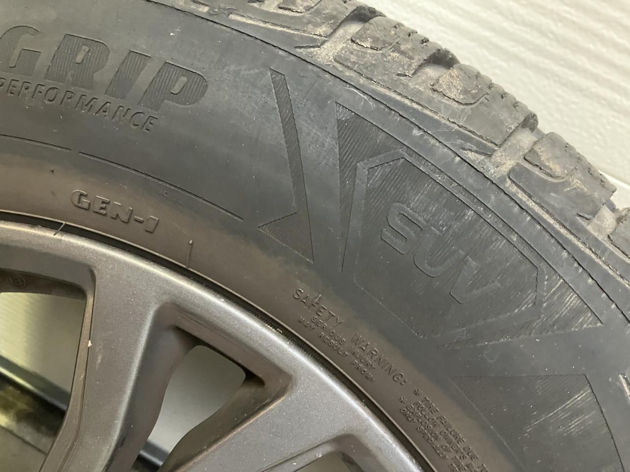 Toyota RAV4 winterbanden 6 mm 225/65/17 + orig l.m.velgen 5x114,3 naaf 60.1