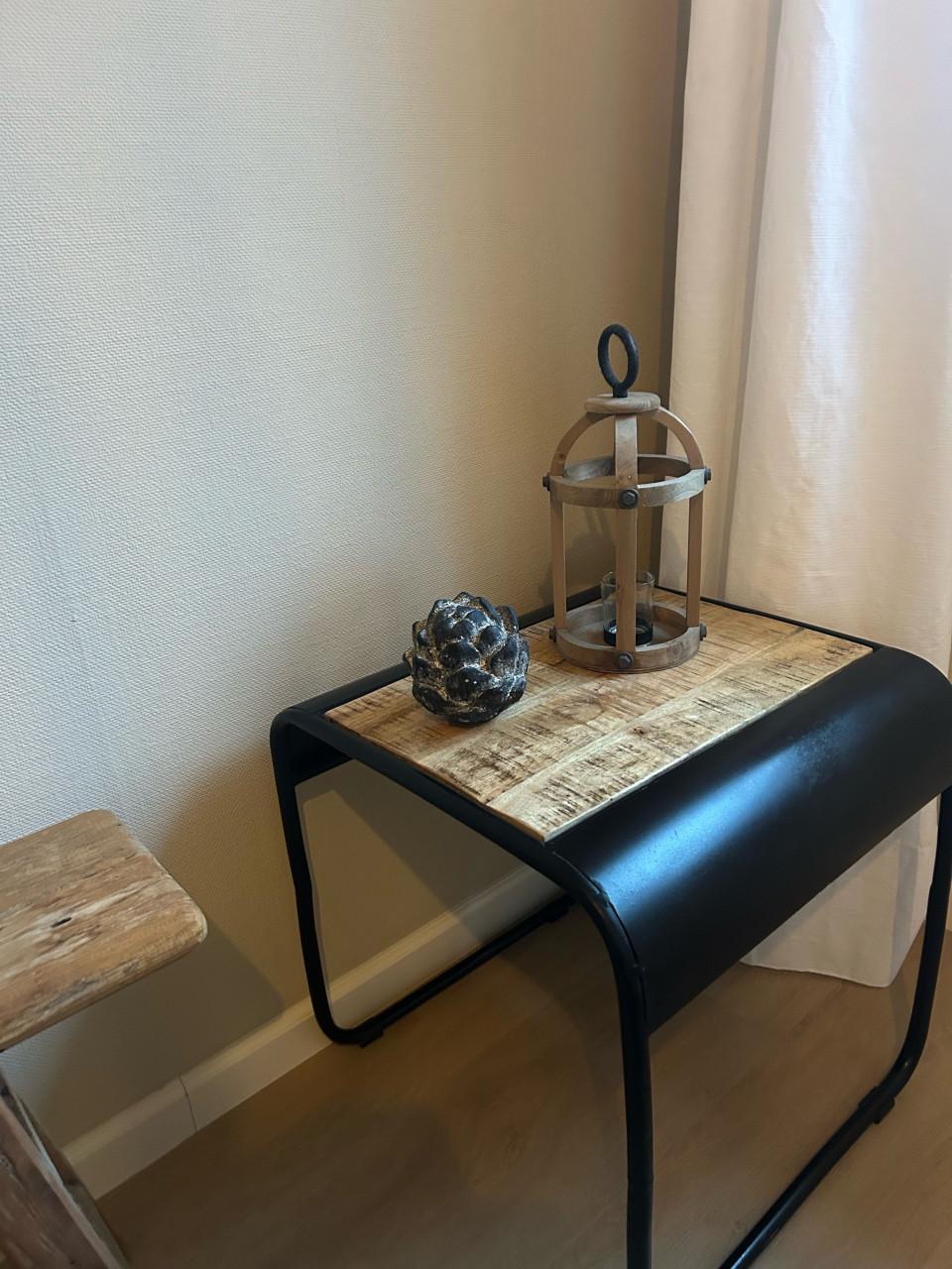 Industriële bijzettafels mangohout & metaal set van 2 (50×50×50 cm)z.g.a.n.