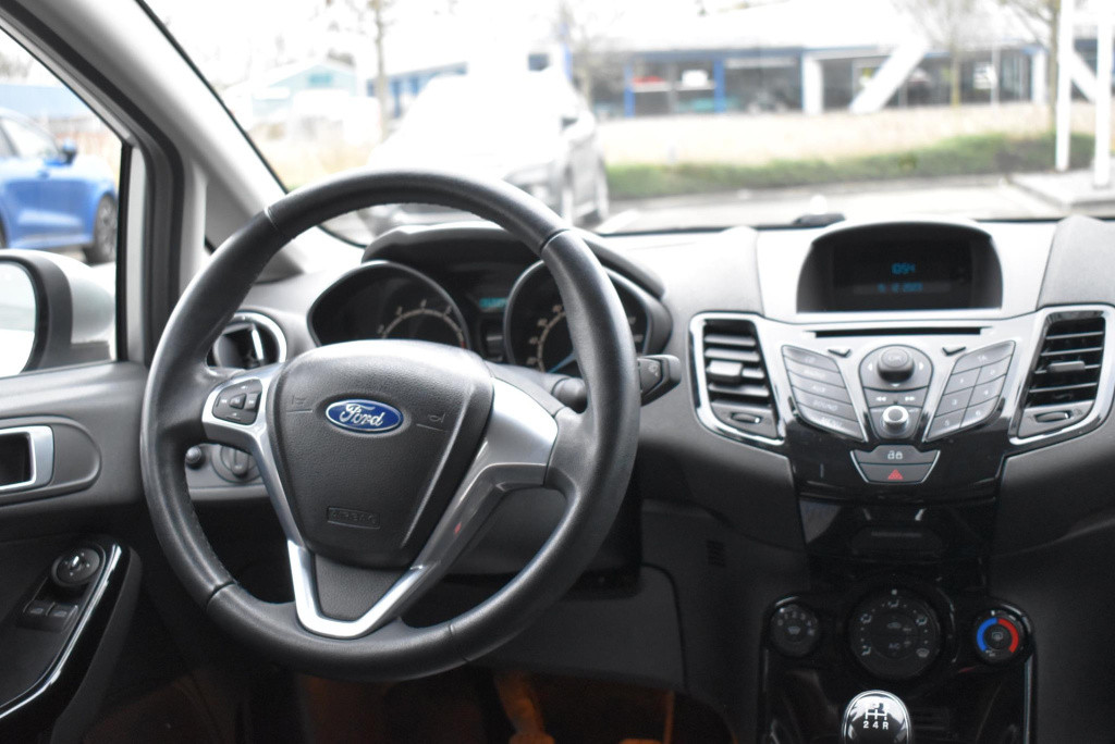 Ford Fiesta 1.0 titanium | nieuwe distributieriem | radio | airco | lichmet