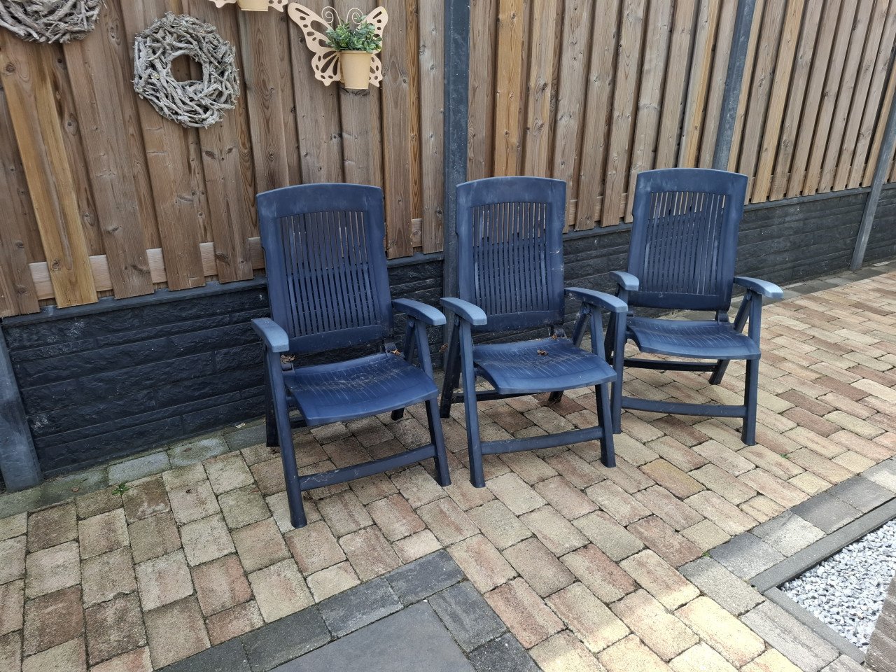 3 x kunstof tuinstoelen met kussens