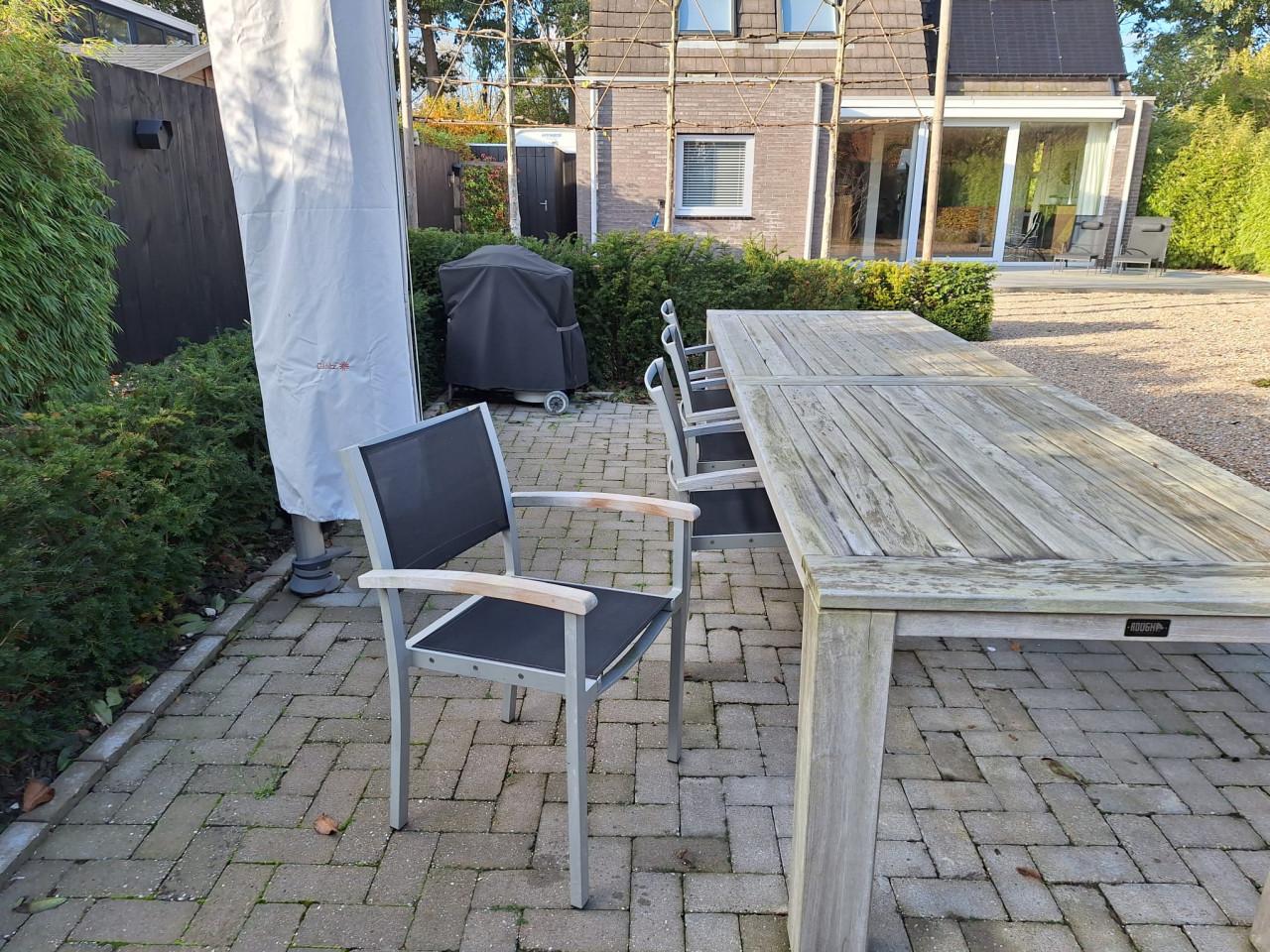 Grote teakhouten tafel met bankje en stoelen