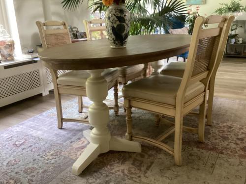 Ovale houten eettafel met 4 whitewash stoelen