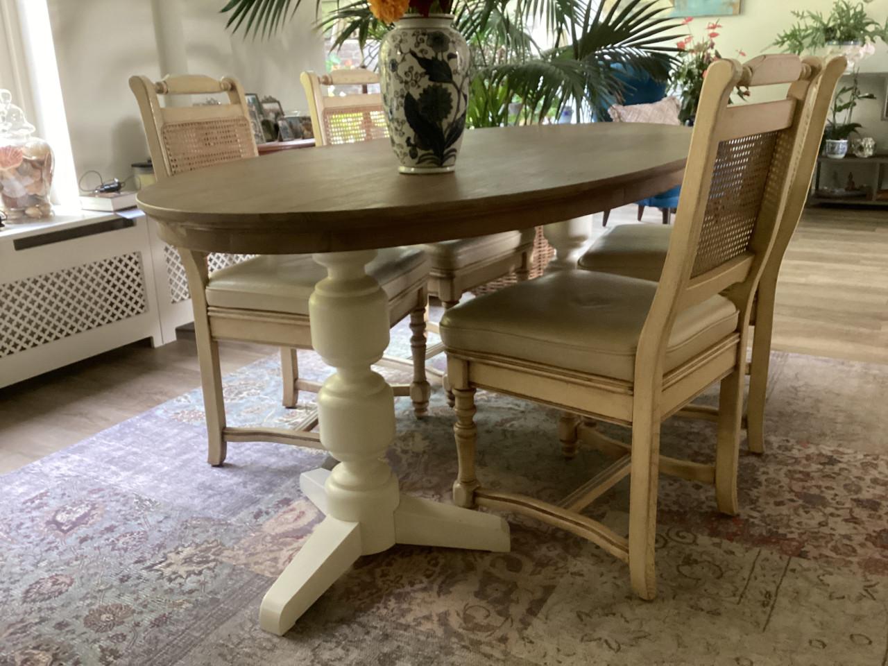 Ovale houten eettafel met 4 whitewash stoelen