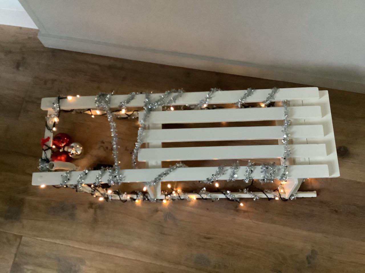 Arreslee met kerstversiering