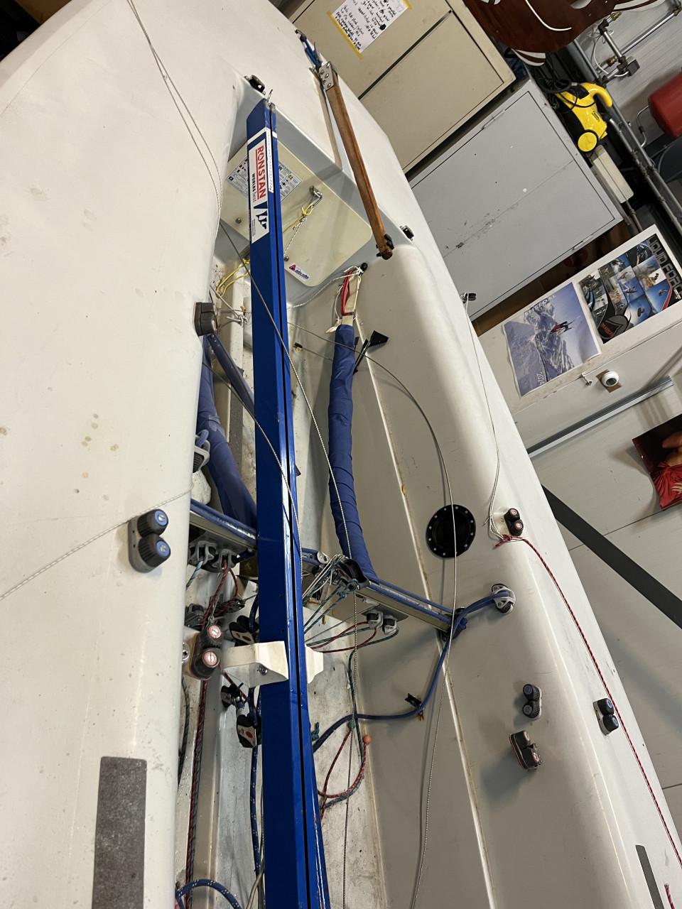 Sportieve open zeilboot met trailer