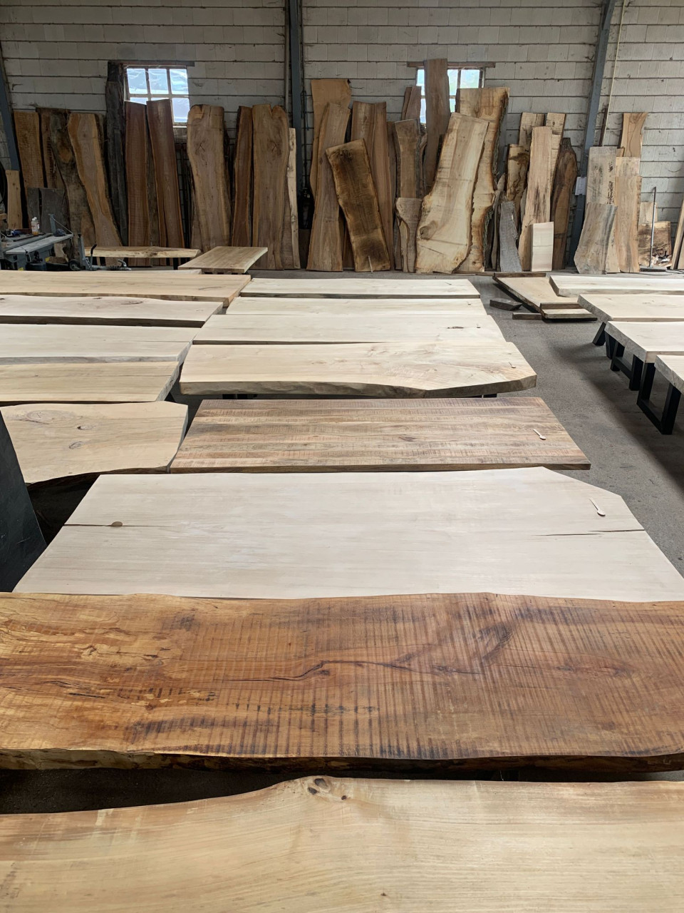 Boomstam tafels planken wandplanken decoratie bartafel salontafel