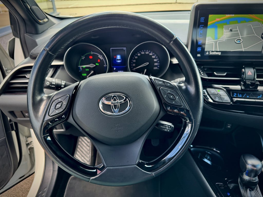 Toyota C-hr 1.8 hybrid bi-tone navi ecc cruise