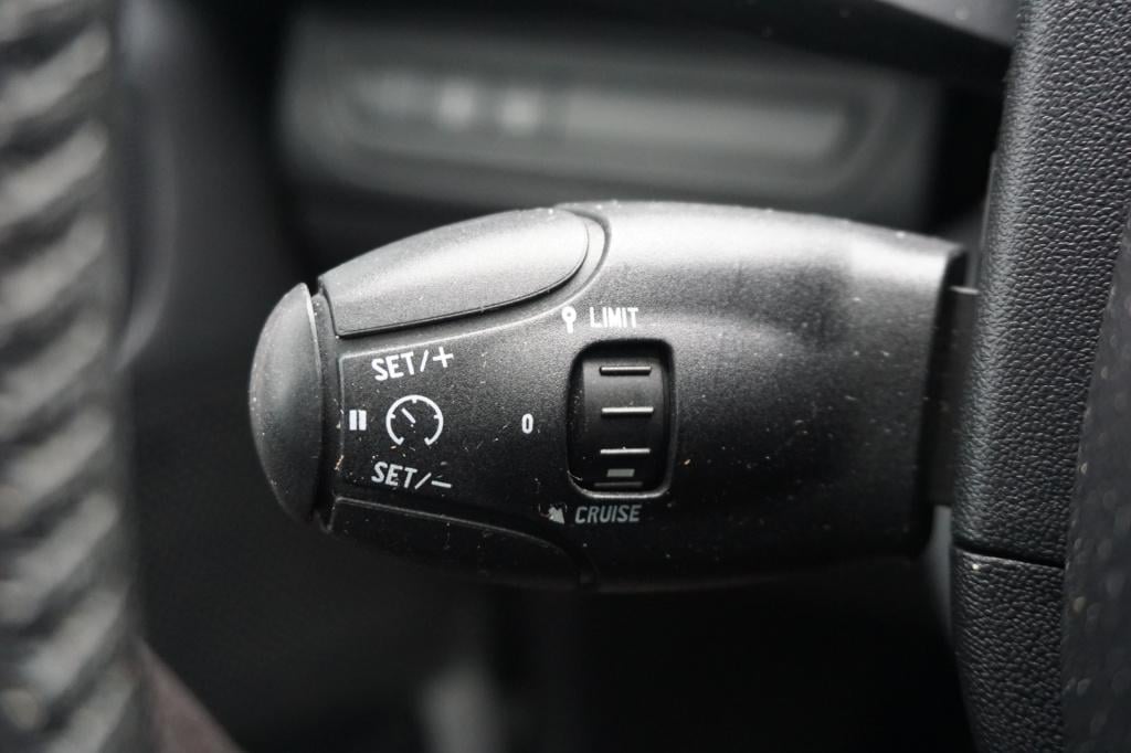 Peugeot 2008 1.2 puretech active airco / navi / cruise / pano / carplay / p