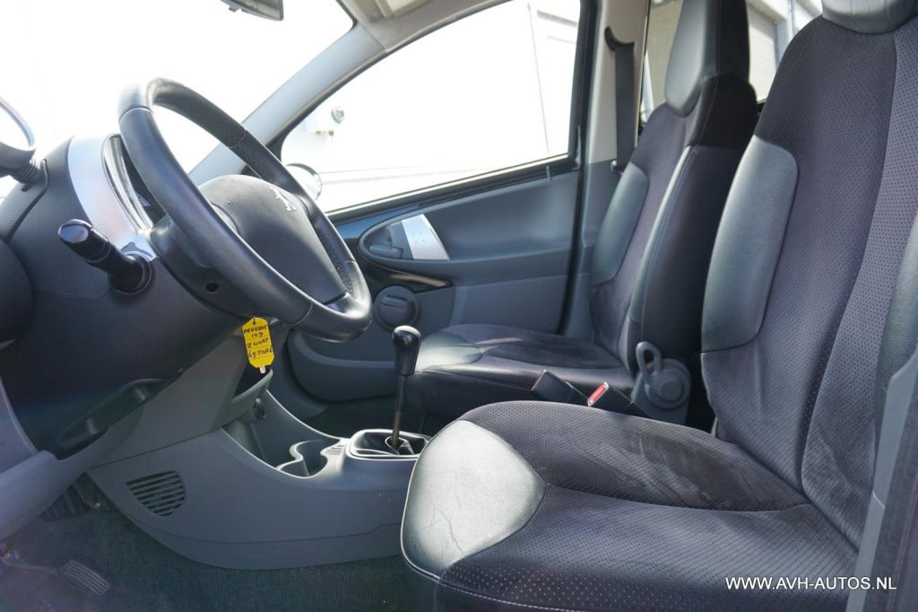 Peugeot 107 1.0-12v black & silver