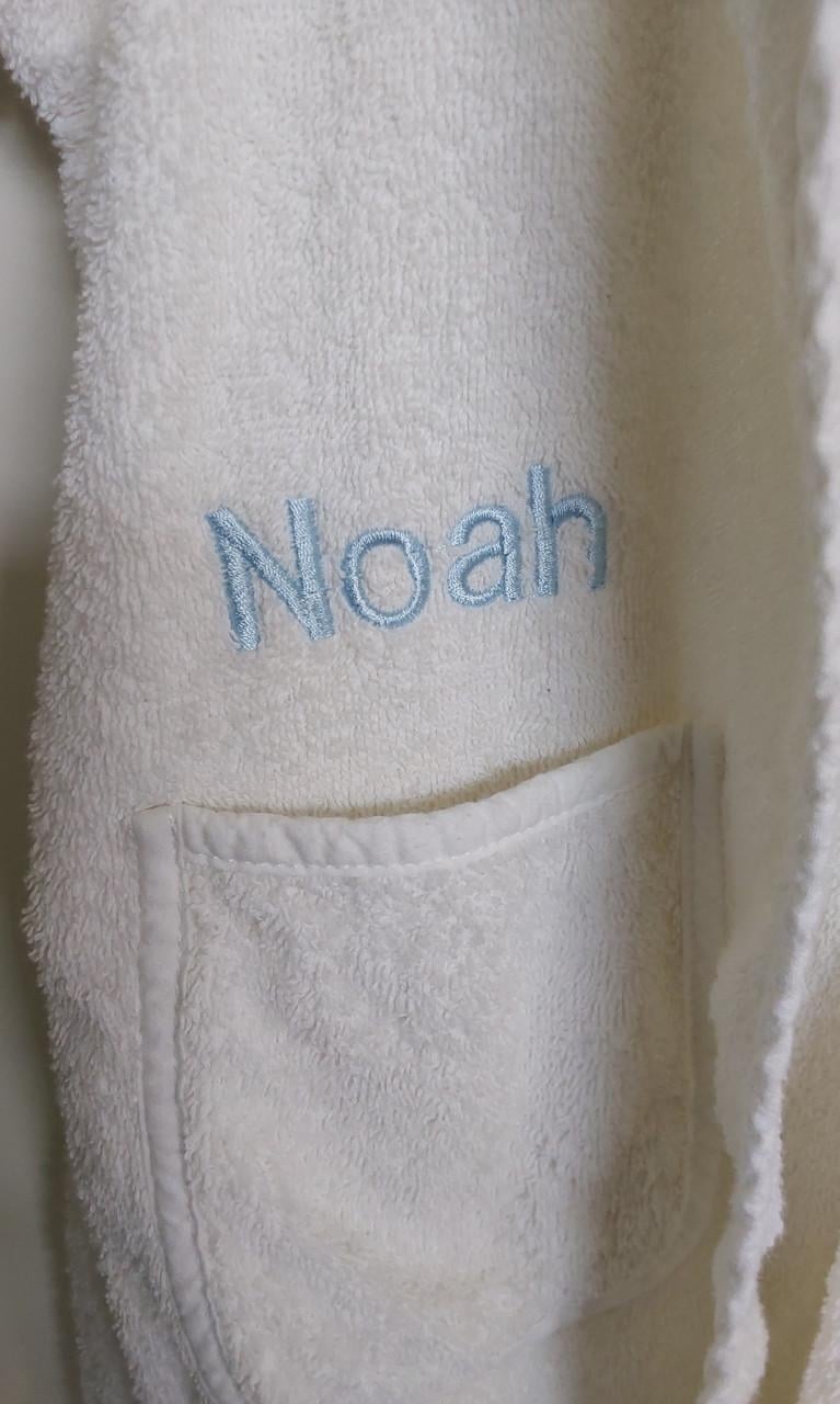 Twee Badjassen met de naam Noah erop geborduurd in maat 86/92