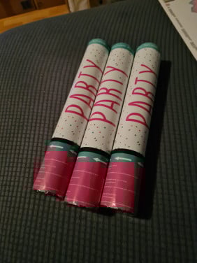 3 Party poppers confetti