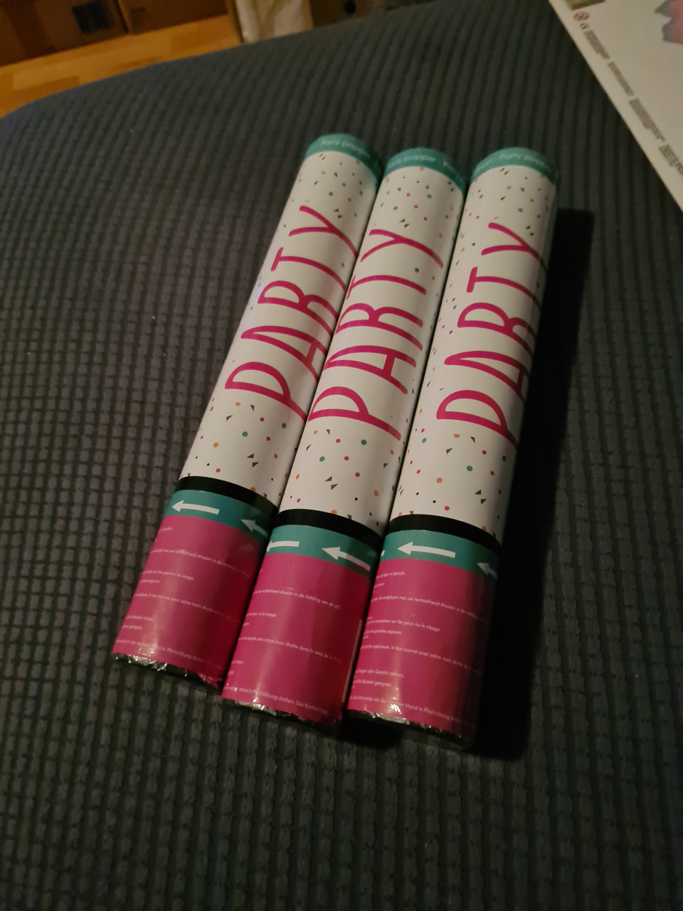 3 Party poppers confetti