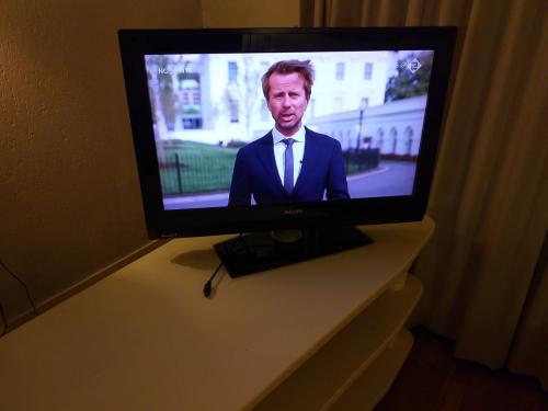 """" PHILIPS 81 cm TELEVISIE EN HUMAX DECODER EN ALLE HANDLEIDINGEN""""